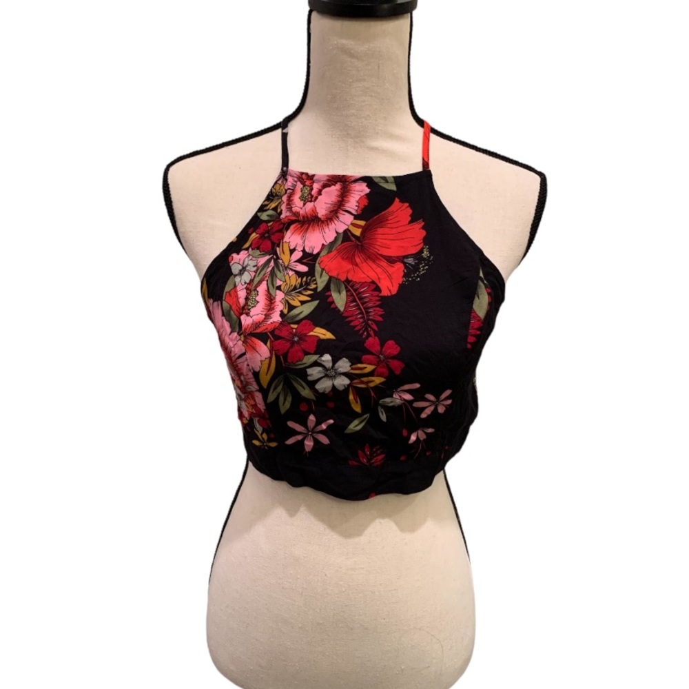 ⭐️ Lulus Halter Crop Top Small